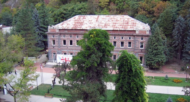 Завод по розливу Боржоми. Фото Анри Бергиус https://commons.wikimedia.org/wiki/Category:Borjomi_water
Завод по розливу Боржоми. Фото Анри Бергиус https://commons.wikimedia.org/wiki/Category:Borjomi_water