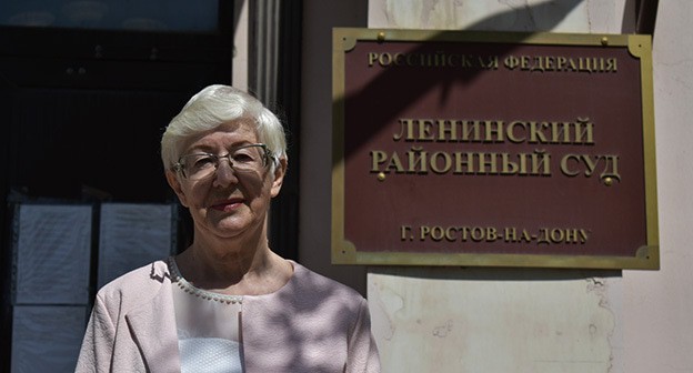 Людмила Пономаренко на крыльце Ленинского райсуда Ростова-на-Дону. Фото Константина Волгина для "Кавказского узла" Людмила Пономаренко на крыльце Ленинского райсуда Ростова-на-Дону. Фото Константина Волгина для "Кавказского узла"