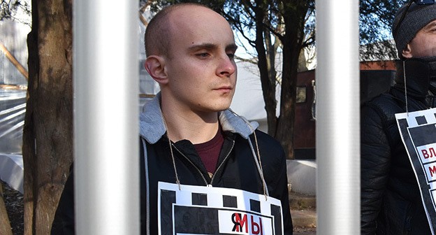 Кирилл Скрипин на пикете-флэшмобе в Ростове-на-Дону. Фото Константина Волгина для "Кавказского узла" Кирилл Скрипин на пикете-флэшмобе в Ростове-на-Дону. Фото Константина Волгина для "Кавказского узла"