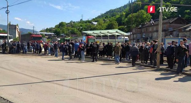 Сотрудники завода «Боржоми». Кадр видео https://1tv.ge/news/profkavshirebis-informaciit-borjomis-khelmghvanelobasa-da-gaficul-tanamshromlebs-shoris-shekhvedra-ushedegod-dasrulda/ Сотрудники завода «Боржоми». Кадр видео https://1tv.ge/news/profkavshirebis-informaciit-borjomis-khelmghvanelobasa-da-gaficul-tanamshromlebs-shoris-shekhvedra-ushedegod-dasrulda/
