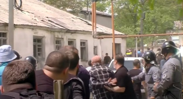 Беспорядки в Дманиси. Стопкадр канала Sputnik Georgia https://www.youtube.com/watch?v=0BSxdy0ZJhk&t=21s Беспорядки в Дманиси. Стопкадр канала Sputnik Georgia https://www.youtube.com/watch?v=0BSxdy0ZJhk&t=21s