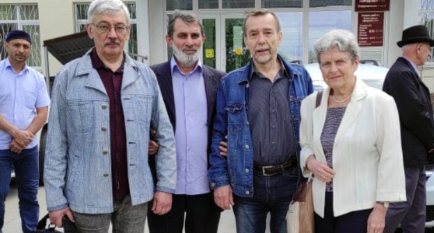 Олег Орлов, Лев Пономарев и Светлана Ганнушкина с членом Совета тейпов Ингушетии Багаудином Мякиевым перед началом судебного заседания над фигурантами "ингушского дела". Фото Исмаила Татиева Олег Орлов, Лев Пономарев и Светлана Ганнушкина с членом Совета тейпов Ингушетии Багаудином Мякиевым перед началом судебного заседания над фигурантами "ингушского дела". Фото Исмаила Татиева