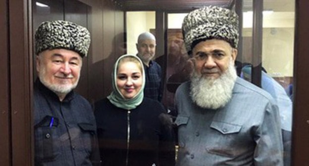 Малсаг Ужахов, Зарифа Саутиева и Ахмед Барахоев (слева направо) перед судебным заседанием. Март 2021 г. Фото Багаудина Мякиева Малсаг Ужахов, Зарифа Саутиева и Ахмед Барахоев (слева направо) перед судебным заседанием. Март 2021 г. Фото Багаудина Мякиева