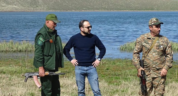 Вице-премьер Армении Тигран Авинян в районе Черного озера (Сев лич) на границе с Азербайджаном 16.05.2021.
Фото: личная страница FB https://www.facebook.com/tigran.avinyan/photos/pcb.2743389715965431/2743389685965434/ Вице-премьер Армении Тигран Авинян в районе Черного озера (Сев лич) на границе с Азербайджаном 16.05.2021.
Фото: личная страница FB https://www.facebook.com/tigran.avinyan/photos/pcb.2743389715965431/2743389685965434/