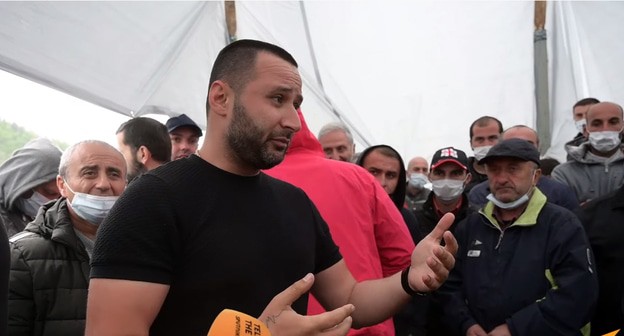Бастующие рабочие завода "Боржоми". Кадр видео
Sputnik Georgia - все о Грузии https://www.youtube.com/watch?v=5qoGpn05BAo&t=2s Бастующие рабочие завода "Боржоми". Кадр видео
Sputnik Georgia - все о Грузии https://www.youtube.com/watch?v=5qoGpn05BAo&t=2s