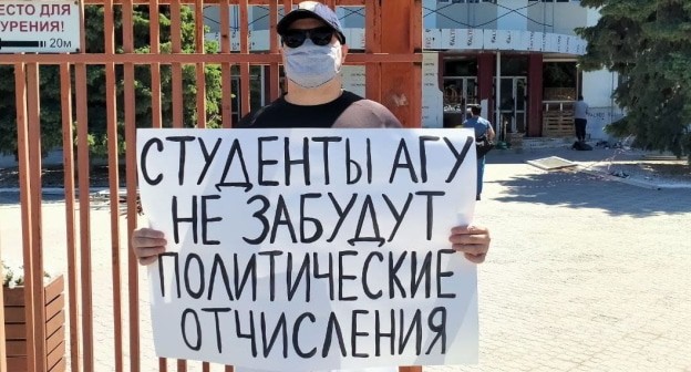 Ярослав Савин на пикете. Фото Алены Садовской для "Кавказского узла" Ярослав Савин на пикете. Фото Алены Садовской для "Кавказского узла"