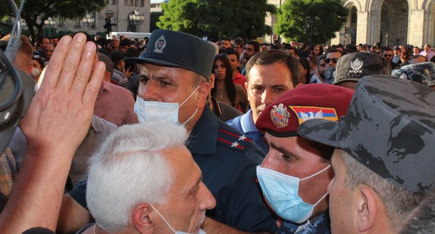 Участники акции протеста и сотрудники полиции в Ереване. Фото Тиграна Петросяна для "Кавказского узла" Участники акции протеста и сотрудники полиции в Ереване. Фото Тиграна Петросяна для "Кавказского узла"