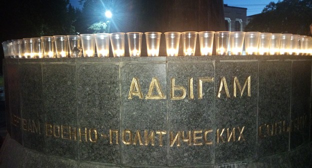 Свечи у мемориала. Фото Людмилы Маратовой для "Кавказского узла" Свечи у мемориала. Фото Людмилы Маратовой для "Кавказского узла"
