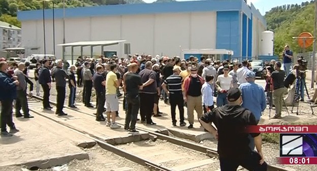 Работники у здания компании "Боржоми". Кадр видео https://www.rustavi2.ge/ka/news/199594 Работники у здания компании "Боржоми". Кадр видео https://www.rustavi2.ge/ka/news/199594