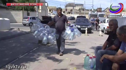 Жители Дагестанских Огней с пластиковыми бутылками для питьевой воды. Иллюстративное фото. Скриншот видео https://www.rgvktv.ru/obshchestvo/60898 Жители Дагестанских Огней с пластиковыми бутылками для питьевой воды. Иллюстративное фото. Скриншот видео https://www.rgvktv.ru/obshchestvo/60898