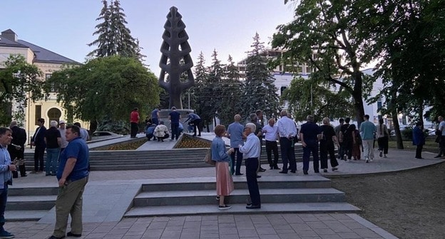 Жители Нальчика у памятника "Древо жизни", установленного в память о жертвах Кавказской войны, 20 мая 2021 года. Фото Людмилы Маратовой для «Кавказского узла» Жители Нальчика у памятника "Древо жизни", установленного в память о жертвах Кавказской войны, 20 мая 2021 года. Фото Людмилы Маратовой для «Кавказского узла»