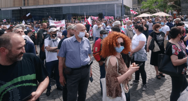 Участники протестной акции в Тбилиси. Фото Беслана Кмузова для "Кавказского узла" Участники протестной акции в Тбилиси. Фото Беслана Кмузова для "Кавказского узла"