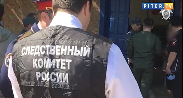 Следователь СК на месте трагедии. Кадр видео https://piter.tv/event/Chislo_pogibshih_pri_provedenii_rabot_na_ochistnih_sooruzheniyah_pod_Taganrogom_viroslo_do_11/ Следователь СК на месте трагедии. Кадр видео https://piter.tv/event/Chislo_pogibshih_pri_provedenii_rabot_na_ochistnih_sooruzheniyah_pod_Taganrogom_viroslo_do_11/
