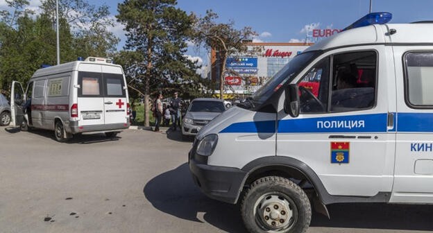Сотрудники полиции и скорая помощь на месте происшествия. Фото: © vk.com/newsv1 Сотрудники полиции и скорая помощь на месте происшествия. Фото: © vk.com/newsv1