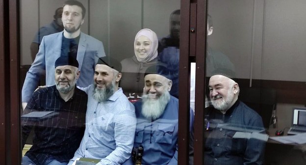 Обвиняемые по делу о протестах в Магасе: Исмаил Нальгиев, Зарифа Саутиева (стоят), Барах Чемурзиев, Муса Масальгов, Ахмед Барахоев и Малсаг Ужахов. Фото "Кавказского узла" Обвиняемые по делу о протестах в Магасе: Исмаил Нальгиев, Зарифа Саутиева (стоят), Барах Чемурзиев, Муса Масальгов, Ахмед Барахоев и Малсаг Ужахов. Фото "Кавказского узла"