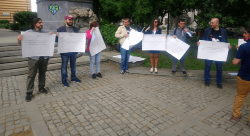 Активисты в Тбилиси держат плакаты с цитатами из Конституции 1918 года. Фото Беслана Кмузова для "Кавказского узла". Активисты в Тбилиси держат плакаты с цитатами из Конституции 1918 года. Фото Беслана Кмузова для "Кавказского узла".