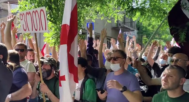 Участники акции противников строительства Намахванской ГЭС в Тбилиси. Кадр видео
Sputnik Georgia - все о Грузии https://www.youtube.com/watch?v=3MPPe6Fn2V0&t=1s Участники акции противников строительства Намахванской ГЭС в Тбилиси. Кадр видео
Sputnik Georgia - все о Грузии https://www.youtube.com/watch?v=3MPPe6Fn2V0&t=1s