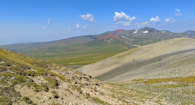 Горы Гегаркуникской области Армении. Фото Согомон Матевосян https://ru.wikipedia.org/wiki/Гехаркуникская_область Горы Гегаркуникской области Армении. Фото Согомон Матевосян https://ru.wikipedia.org/wiki/Гехаркуникская_область