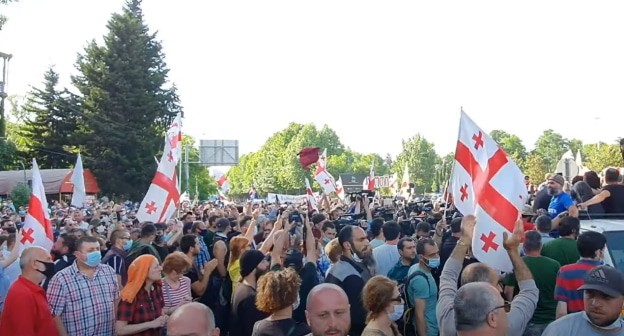 Участники акции противников строительства Намахванской ГЭС в Тбилиси. Кадр видео
"Sputnik Georgia - все о Грузии" https://www.youtube.com/watch?v=3MPPe6Fn2V0&t=1s Участники акции противников строительства Намахванской ГЭС в Тбилиси. Кадр видео
"Sputnik Georgia - все о Грузии" https://www.youtube.com/watch?v=3MPPe6Fn2V0&t=1s