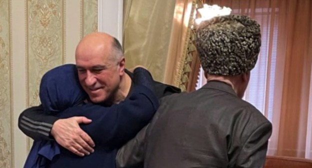 Ахмед Погоров с родителями. Фото Амины Закаевой для "Кавказского узла" Ахмед Погоров с родителями. Фото Амины Закаевой для "Кавказского узла"