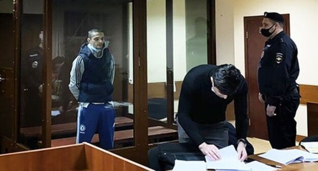 Сайд-Мухаммад Джумаев (слева) в зале суда. Фото: пресс-служба Пресненского суда Сайд-Мухаммад Джумаев (слева) в зале суда. Фото: пресс-служба Пресненского суда