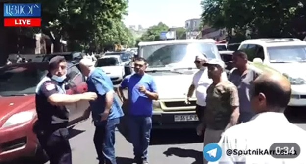 Члены семей военнослужащих, без вести пропавших в ходе осенней войны в Нагорном Карабахе, перекрыли сегодня улицу Гераци в Ереване. Кадр видео "Спутник Армения" https://ru.armeniasputnik.am/society/20210531/27747192/Bolee-200-tel-tayno-khranilos-v-kholodilnikakh-rodnye-voennykh-perekryli-ulitsu-v-Erevane.html Члены семей военнослужащих, без вести пропавших в ходе осенней войны в Нагорном Карабахе, перекрыли сегодня улицу Гераци в Ереване. Кадр видео "Спутник Армения" https://ru.armeniasputnik.am/society/20210531/27747192/Bolee-200-tel-tayno-khranilos-v-kholodilnikakh-rodnye-voennykh-perekryli-ulitsu-v-Erevane.html