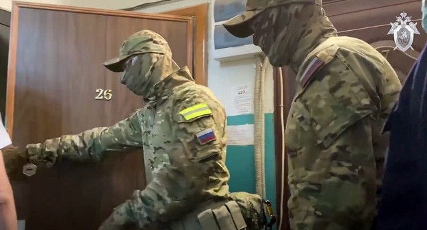 Силовики в квартире одного из подозреваемых. Кадр видео Следственного комитета https://www.youtube.com/watch?v=3QJbGcJXFc4&feature=youtu.be Силовики в квартире одного из подозреваемых. Кадр видео Следственного комитета https://www.youtube.com/watch?v=3QJbGcJXFc4&feature=youtu.be