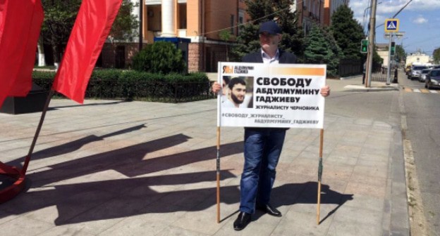 Заместитель главного редактора "Черновика" Магомед Магомедов на пикете в Махачкале, май 2021 года. Скриншот со страницы издания в Instagram. https://www.instagram.com/p/COslno5Hh0I/ Заместитель главного редактора "Черновика" Магомед Магомедов на пикете в Махачкале, май 2021 года. Скриншот со страницы издания в Instagram. https://www.instagram.com/p/COslno5Hh0I/