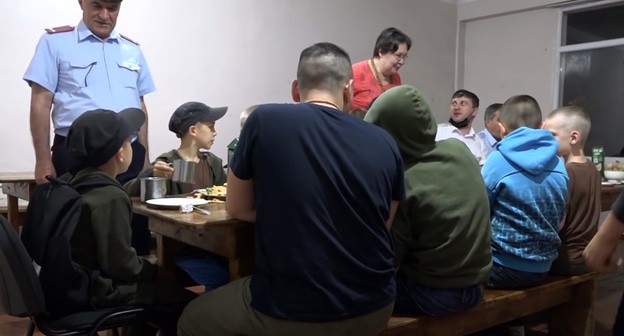 Дети в учебном центре МВД в Абхазии. Кадр видео
Пресс-служба МВДРА https://www.youtube.com/watch?v=0SY2W8zfzeU Дети в учебном центре МВД в Абхазии. Кадр видео
Пресс-служба МВДРА https://www.youtube.com/watch?v=0SY2W8zfzeU