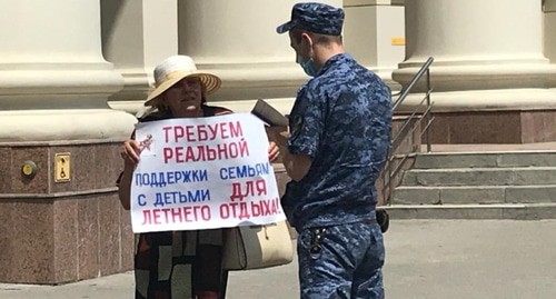 Полицейский и пикетчица. Фото Татьяны Филимоновой для "Кавказского узла". Полицейский и пикетчица. Фото Татьяны Филимоновой для "Кавказского узла".