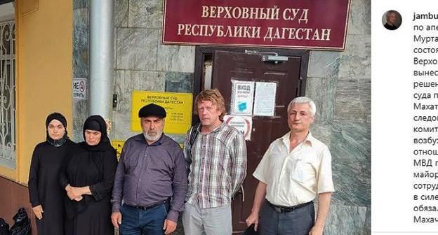 Муртазали Гасангусейнов с группой поддержки. Скриншот https://www.instagram.com/p/CPlszhLHFhk/ Муртазали Гасангусейнов с группой поддержки. Скриншот https://www.instagram.com/p/CPlszhLHFhk/