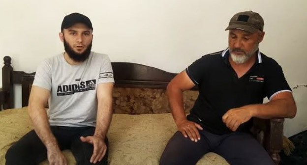 Акраман Татаев (слева). Скриншот видео https://www.facebook.com/UniversalMusicRussia/posts/3847220898724110 Акраман Татаев (слева). Скриншот видео https://www.facebook.com/UniversalMusicRussia/posts/3847220898724110