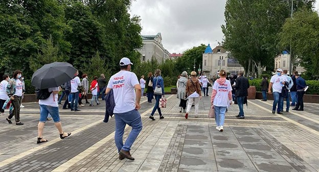 Акция торговцев рынка "Атлант" у правительства Ростовской области. Фото: инстаграм eto rostov instagram.com Акция торговцев рынка "Атлант" у правительства Ростовской области. Фото: инстаграм eto rostov instagram.com