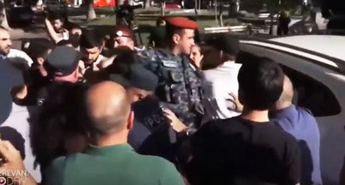 Задержание участников акции возле Минздрава Армении. 2 июня 2021 г. Скриншот видео https://www.youtube.com/watch?v=dfqEXIhJV8E Задержание участников акции возле Минздрава Армении. 2 июня 2021 г. Скриншот видео https://www.youtube.com/watch?v=dfqEXIhJV8E