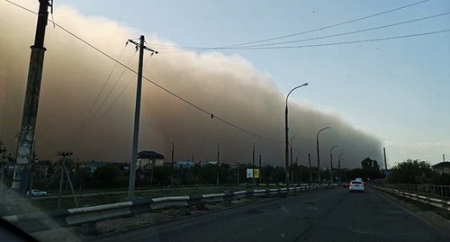 Пыльная буря в Астрахани. Фото: https://www.astrakhan-24.ru/news/weather/astrakhan_nakryla_pylnaja_burja_74346 Пыльная буря в Астрахани. Фото: https://www.astrakhan-24.ru/news/weather/astrakhan_nakryla_pylnaja_burja_74346