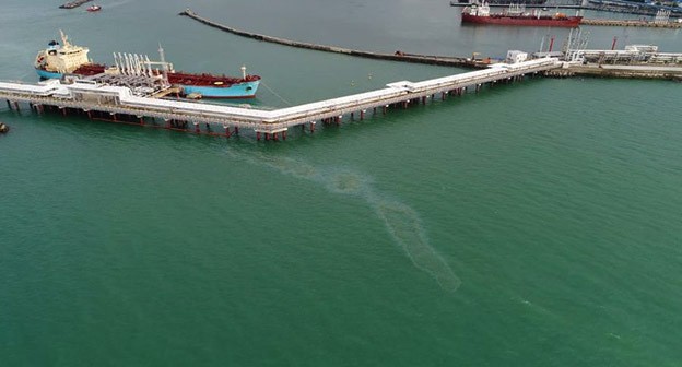 Загрязнение нефтепродуктами моря
возле Туапсе. Фото пресс-службы ГУ МЧС РФ по Краснодарскому краю Загрязнение нефтепродуктами моря
возле Туапсе. Фото пресс-службы ГУ МЧС РФ по Краснодарскому краю
