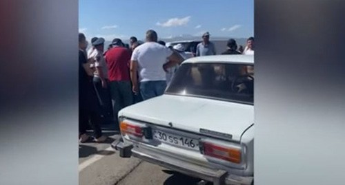 Фермеры перекрыли трассу в Армении. Скриншот видео https://www.youtube.com/watch?v=uvkA-YTx4W4&t=3s Фермеры перекрыли трассу в Армении. Скриншот видео https://www.youtube.com/watch?v=uvkA-YTx4W4&t=3s