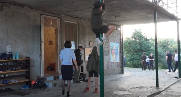 Сотрудник милиции и воспитанники центра "Страна души", стопкадр видео https://www.youtube.com/watch?app=desktop&v=pAI1BHEQWy4 Сотрудник милиции и воспитанники центра "Страна души", стопкадр видео https://www.youtube.com/watch?app=desktop&v=pAI1BHEQWy4