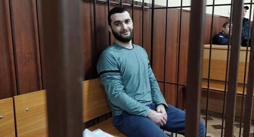 Абдулмумин Гаджиев в зале суда. Фото с сайта правозащитного центра «Мемориал», memohrc.org Абдулмумин Гаджиев в зале суда. Фото с сайта правозащитного центра «Мемориал», memohrc.org