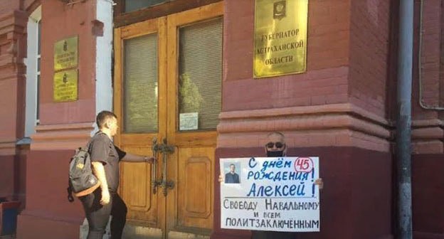 Сергей Щербаков в одиночном пикете. Фото с личной страницы Сергея Щербакова https://www.facebook.com/permalink.php?story_fbid=521976912174111&id=100030854205303 Сергей Щербаков в одиночном пикете. Фото с личной страницы Сергея Щербакова https://www.facebook.com/permalink.php?story_fbid=521976912174111&id=100030854205303