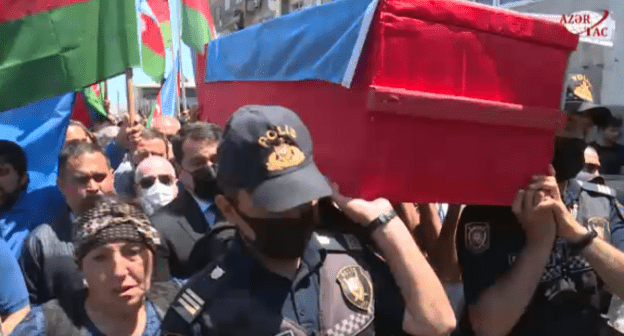 Похороны журналиста Магеррама Ибрагимова в Азербайджане. 5 июня 2021 года. Стоп-кадр видео https://video.azertag.az/ru/site/video/118887 Похороны журналиста Магеррама Ибрагимова в Азербайджане. 5 июня 2021 года. Стоп-кадр видео https://video.azertag.az/ru/site/video/118887