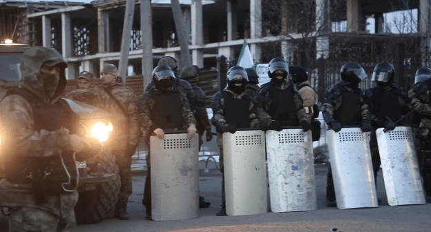Силовики в Магасе. Кадр из трейлера фильма "Доазув" (Граница). www.youtube.com/watch?v=XUVjOvRGS_ Силовики в Магасе. Кадр из трейлера фильма "Доазув" (Граница). www.youtube.com/watch?v=XUVjOvRGS_