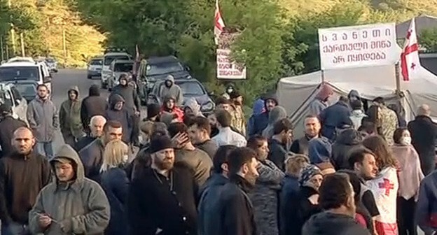 Активисты блокируют стройплощадку Намахванской ГЭС. Кадр видео ТК RUSTAVI 2 https://www.rustavi2.ge/ka/news/200481 Активисты блокируют стройплощадку Намахванской ГЭС. Кадр видео ТК RUSTAVI 2 https://www.rustavi2.ge/ka/news/200481