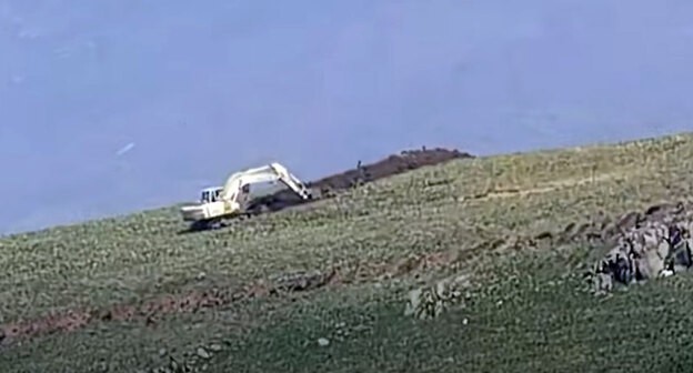 Земляные работы у села Верин Шоржа. Кадр видео ԶԻՆՈՒԺ MEDIA https://www.youtube.com/watch?v=7Cn71mS-JAI Земляные работы у села Верин Шоржа. Кадр видео ԶԻՆՈՒԺ MEDIA https://www.youtube.com/watch?v=7Cn71mS-JAI