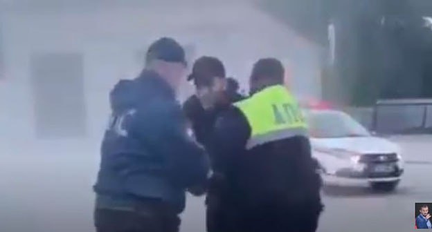 Полицейские задерживают Векила Абдуллаева. Стоп-кадр видео https://youtu.be/96yJYwQ-Gog Полицейские задерживают Векила Абдуллаева. Стоп-кадр видео https://youtu.be/96yJYwQ-Gog
