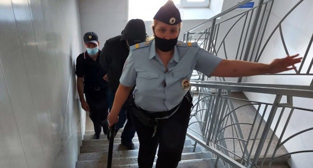 Сотрудники полиции сопровождают Александра Гусева в здании суда. Фото: Управление судебного департамента в Новосибирской области Сотрудники полиции сопровождают Александра Гусева в здании суда. Фото: Управление судебного департамента в Новосибирской области