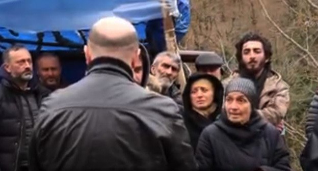 Сельчане против строительства ГЭС. Абстрактная иллюстрация. Скриншот видео https://www.youtube.com/watch?v=vUayOiRpoQo Сельчане против строительства ГЭС. Абстрактная иллюстрация. Скриншот видео https://www.youtube.com/watch?v=vUayOiRpoQo