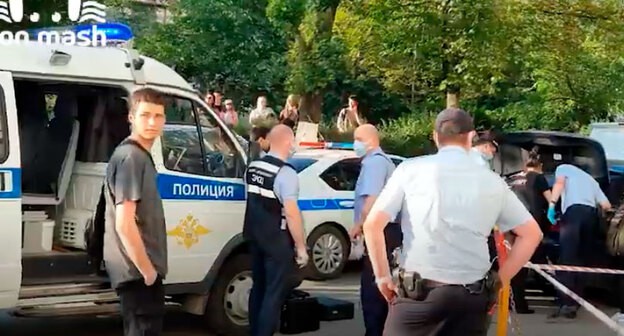 Сотрудники полиции на месте происшествия. Скриншот видео https://www.youtube.com/watch?v=GzadLutmD9M Сотрудники полиции на месте происшествия. Скриншот видео https://www.youtube.com/watch?v=GzadLutmD9M