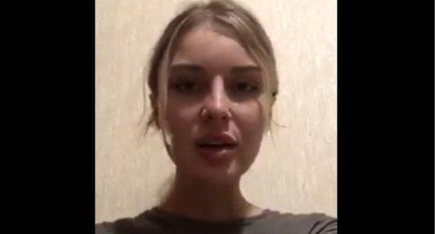 Халимат Тарамова. стоп-кадр видео https://twitter.com/novaya_gazeta/status/1403091524754325513 Халимат Тарамова. стоп-кадр видео https://twitter.com/novaya_gazeta/status/1403091524754325513