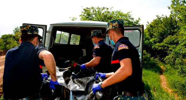 Карабахские спасатели нашли останки военнослужащего. Фото: Facebook / ԱՀ Արտակարգ իրավիճակների պետական ծառայություն Карабахские спасатели нашли останки военнослужащего. Фото: Facebook / ԱՀ Արտակարգ իրավիճակների պետական ծառայություն
